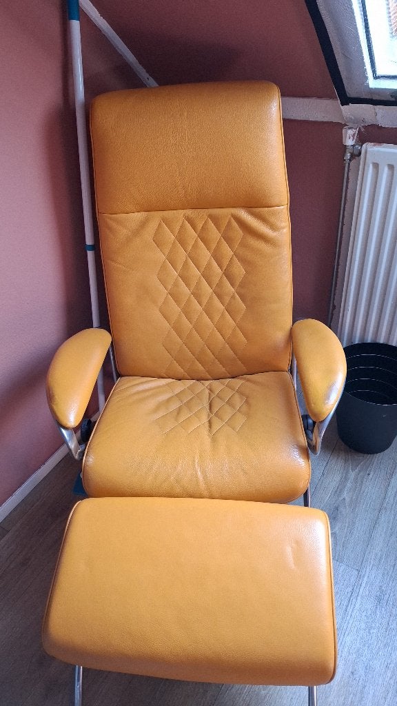 relaxfauteuil + hocker – Ekornes (Okergeel), Huis en Inrichting, Gebruikt, Ophalen of Verzenden, Modern, retro of industrieel interieur!