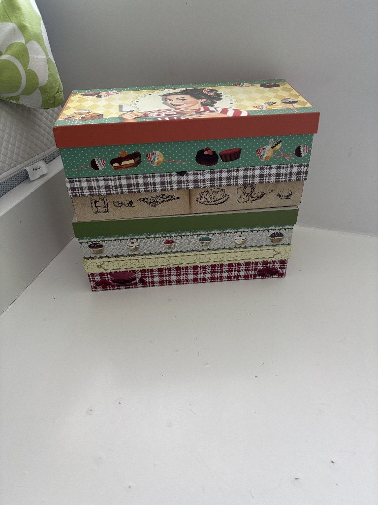 4 baksets Délicieux – macarons, cupcakes, chocolade, Ophalen of Verzenden, Nieuw, Taarten of Cupcakes, Serveervorm