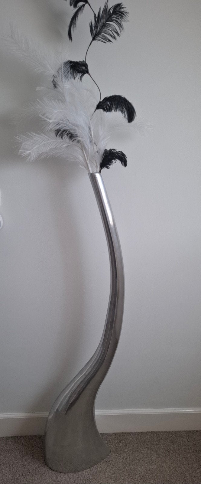 Grote zilverkleurige vloervaas met veren, 120 cm hoog, Ophalen, Gebruikt, Inclusief decoratie, Metaal