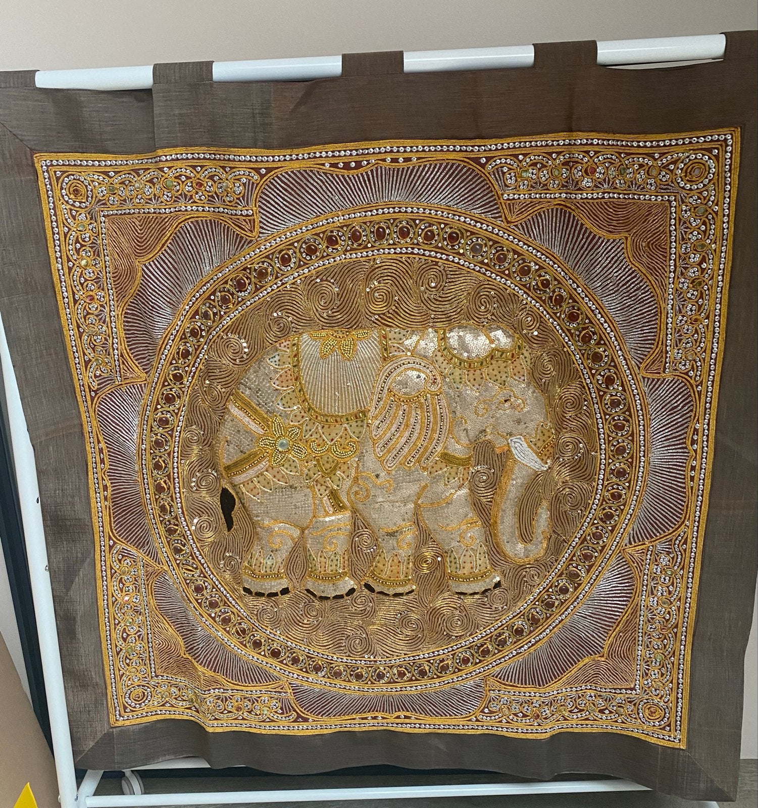 Thais wandkleed met olifant in bruin en goudtinten, Oosters, Ophalen of Verzenden, Zo goed als nieuw, Bruin