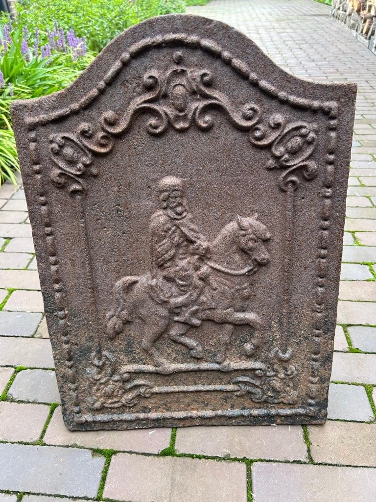 Antieke gietijzeren haardplaat met ruiter, Huis en Inrichting, Ophalen, Gebruikt, Vrijstaande haard, Overige soorten