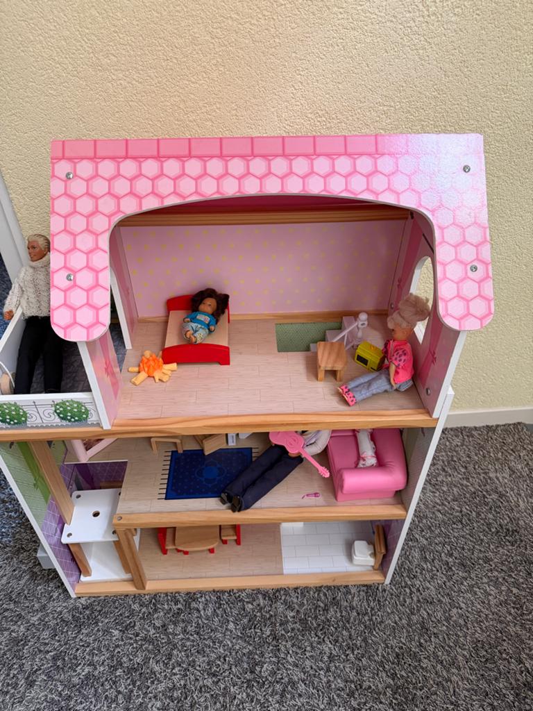Poppenhuis met Meubels en Barbies, Ophalen, Gebruikt, Poppenhuis