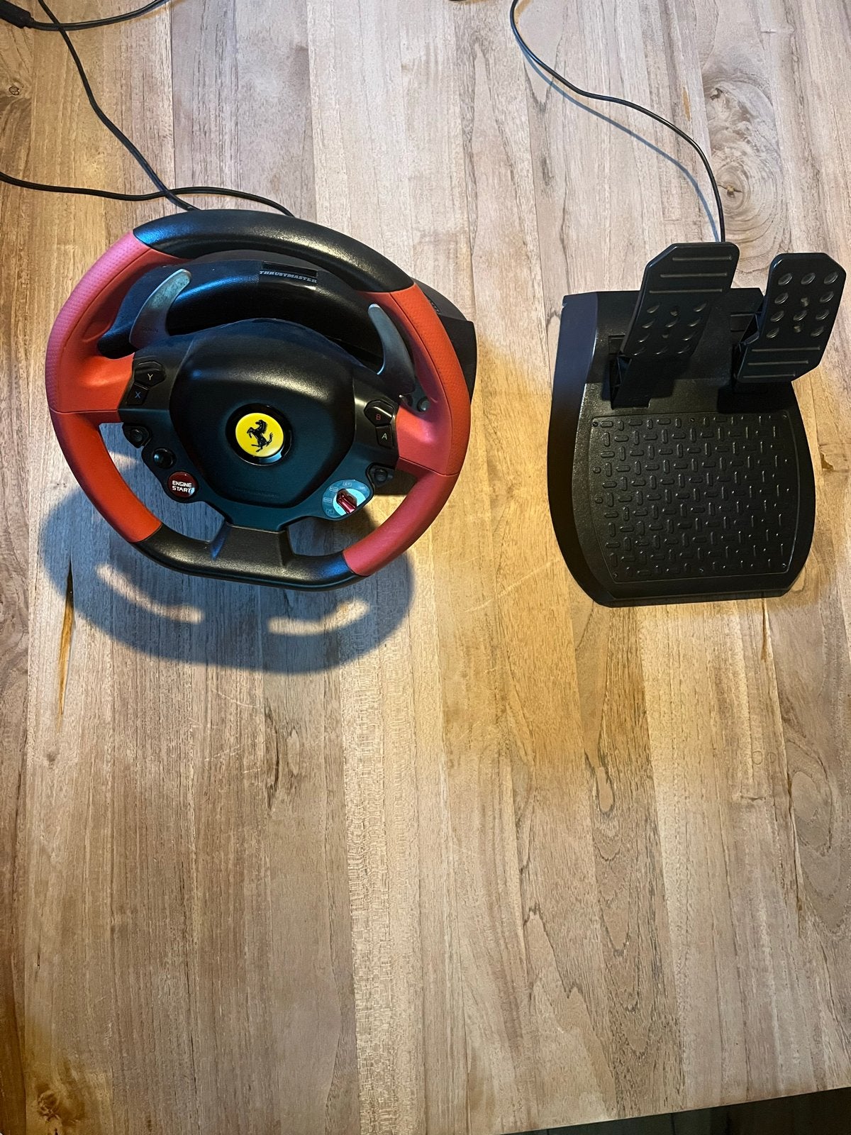 Thrustmaster Ferrari 458 Spider racestuur met pedalen, Racestuur, Gebruikt, Xbox, Force feedback