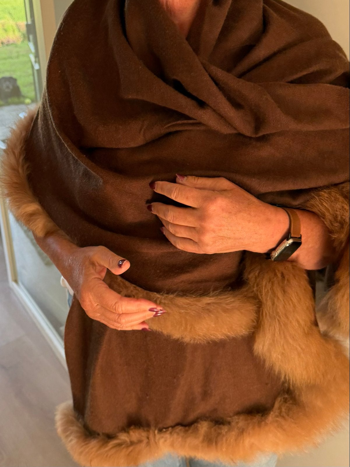 Bruine sjaal/poncho met bontrand, Verzenden, Zo goed als nieuw, Maat 42/44 (L), Sjaal