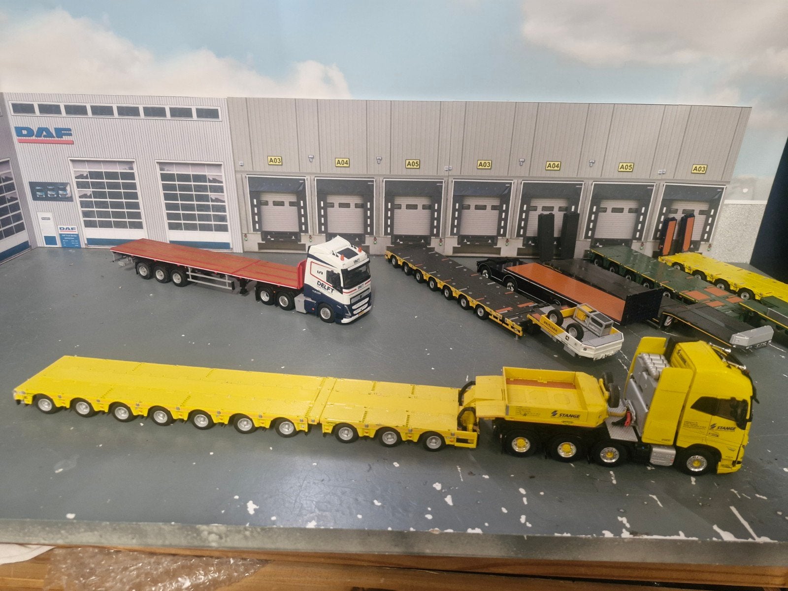 Zwaartansport transport volvo FH met 7x3 bed wsi, Hobby en Vrije tijd, Modelauto's | 1:50, Ophalen of Verzenden, Zo goed als nieuw