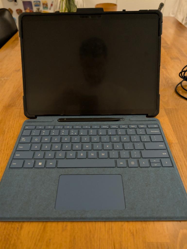 Microsoft Pro X (5G & Wifi) + UAG Case + Light book Case, Ophalen of Verzenden