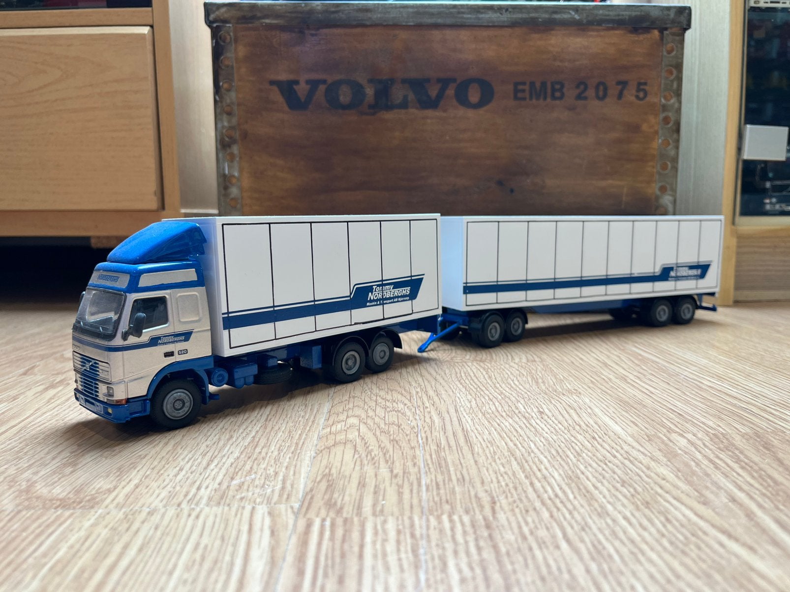 Volvo fh1 tommy nordberghs, Hobby en Vrije tijd, Modelauto's | 1:50, Ophalen of Verzenden, Zo goed als nieuw, Bus of Vrachtwagen