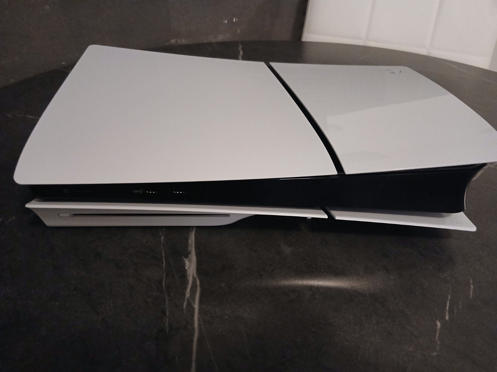 Ps5  slim disk edion met twee controllers, Spelcomputers en Games, Spelcomputers | Sony PlayStation 5, Ophalen, Zo goed als nieuw