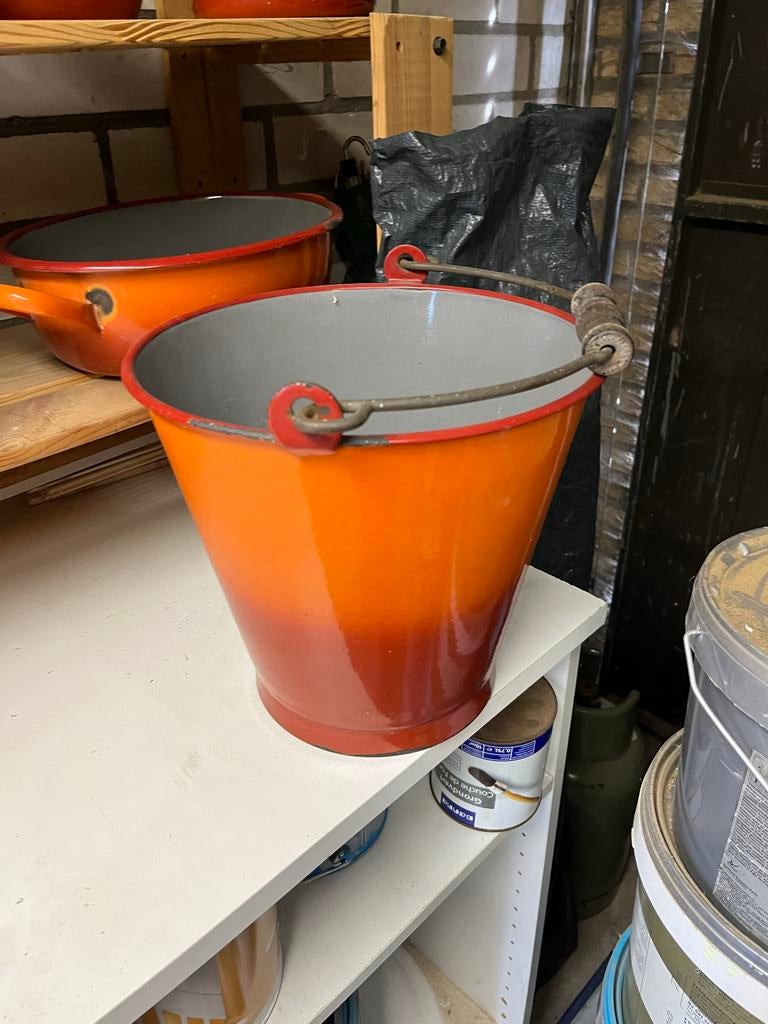 Vintage rood oranje emaille emmer met houten handvat, Ophalen of Verzenden