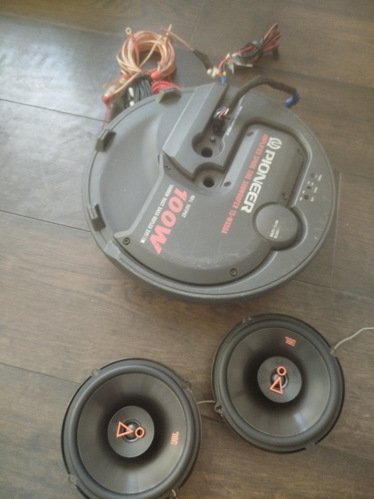 Complete set voor in de auto: een Pioneer reservewiel subwoo, Auto diversen, Autospeakers, Ophalen, Gebruikt