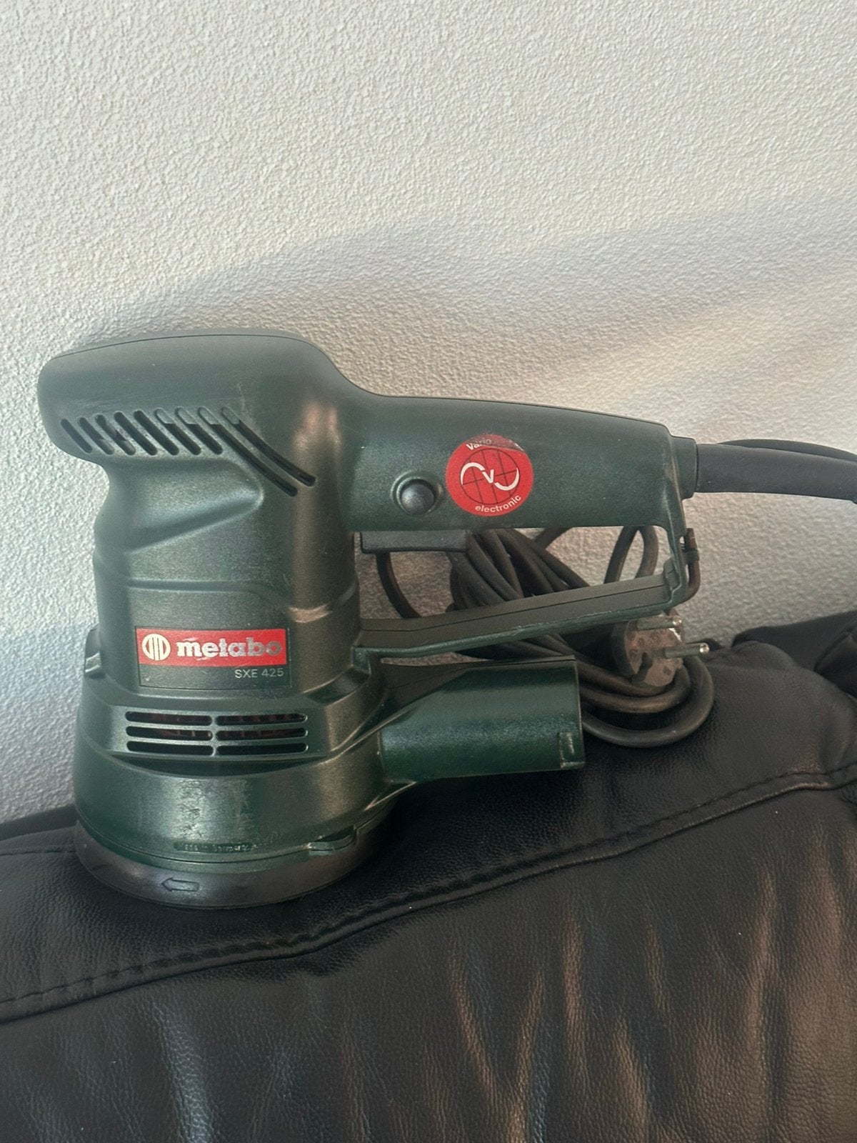 Te koop aangeboden: Professionele METABO schuurmachine, Doe-het-zelf en Verbouw, Ophalen of Verzenden, Zo goed als nieuw, Minder dan 600 watt