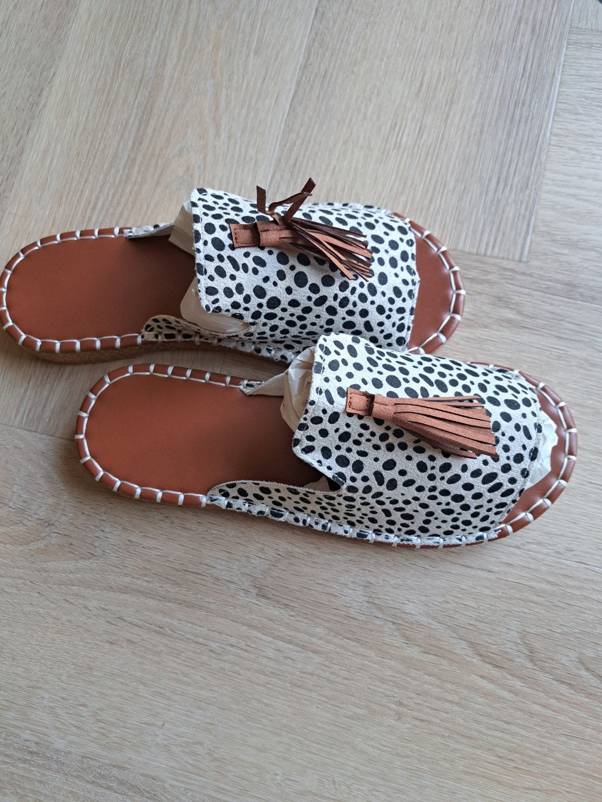 DAMES SLIPPERS NIEUW MAAT 38/39 MET PANTER MOTIEF, Ophalen of Verzenden, Nieuw, Bruin