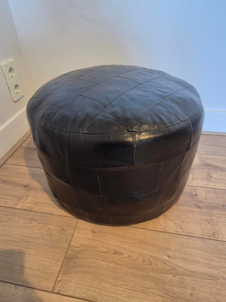 Zwarte leren vintage poef, rond, 50 cm diameter, Gebruikt, Leer, Ophalen of Verzenden, 50 tot 75 cm