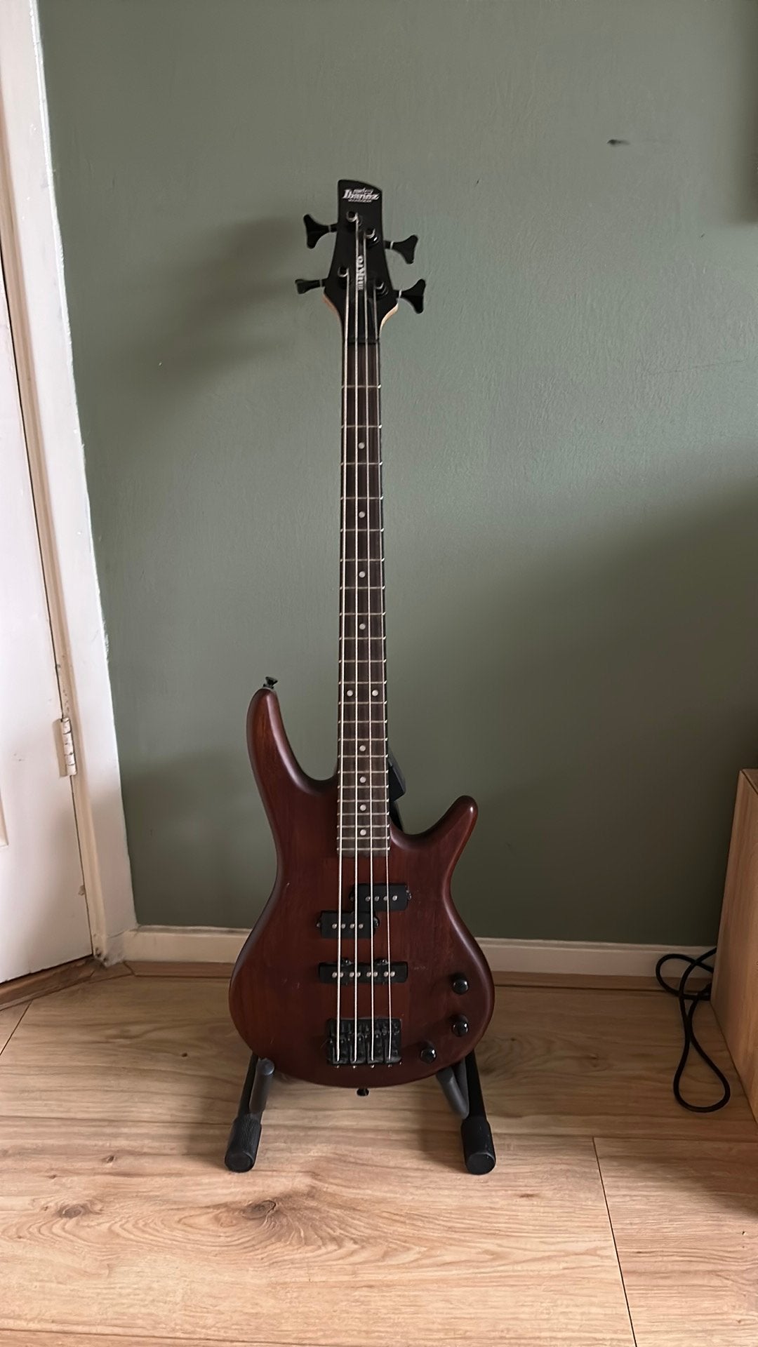 Ibanez GSRM20B miKro Walnut Flat elektrische basgitaar, Muziek en Instrumenten, Ophalen, Zo goed als nieuw