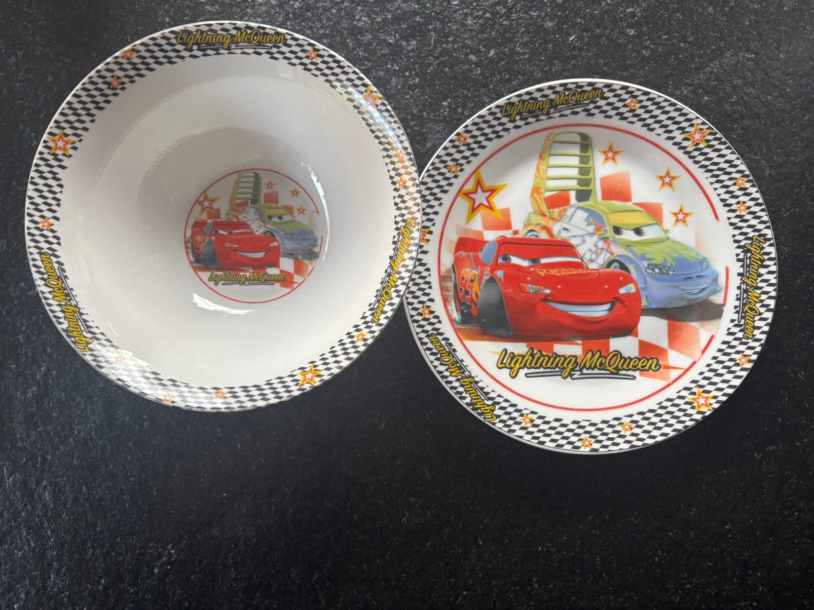 Set van 2 borden Disney Cars, Huis en Inrichting, Gebruikt, Ophalen of Verzenden, Bord(en), Overige stijlen