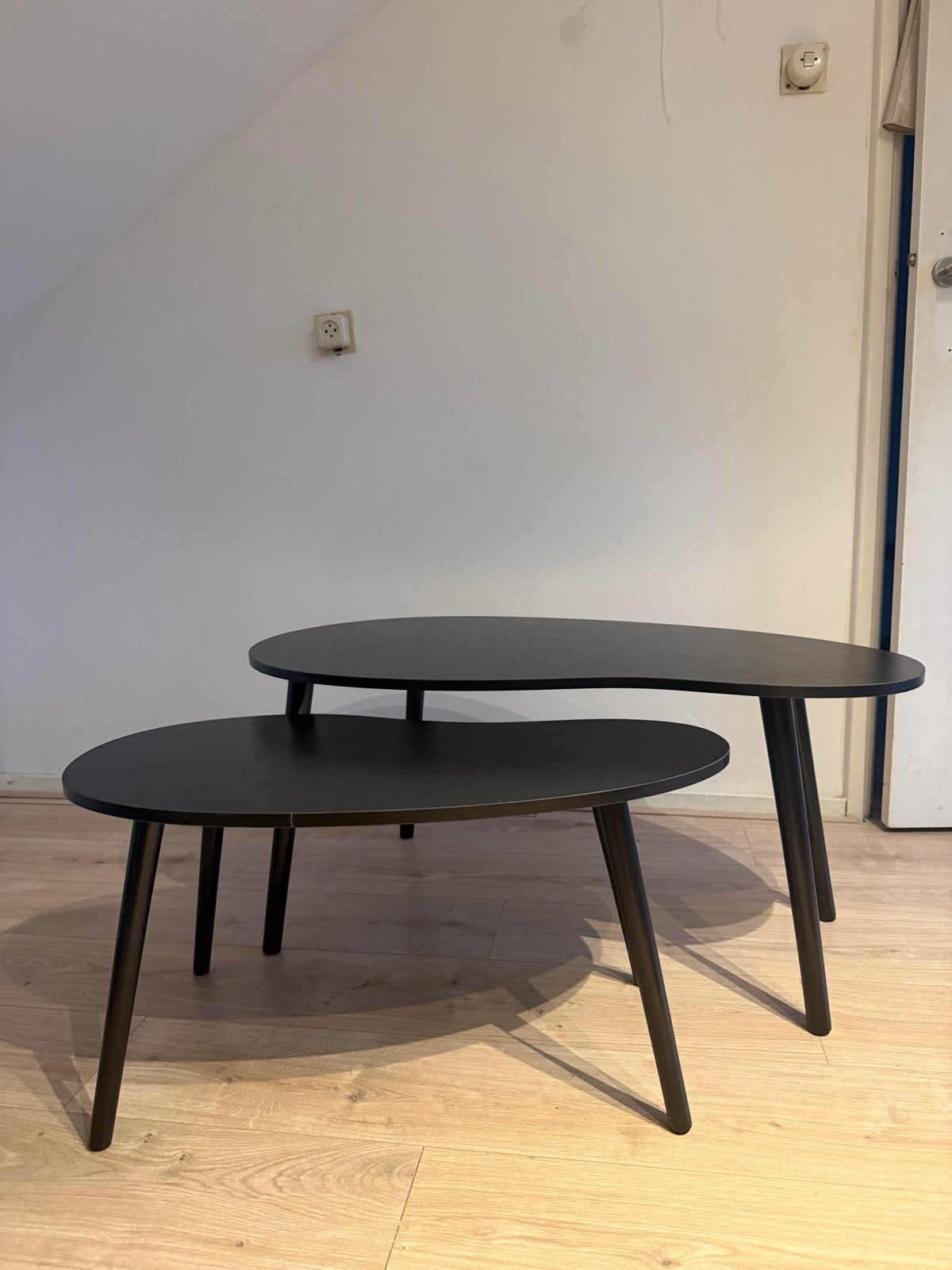 Set van 2 zwarte bijzettafels in organische vorm, Huis en Inrichting, Tafels | Salontafels, Ophalen, Gebruikt, 100 tot 150 cm
