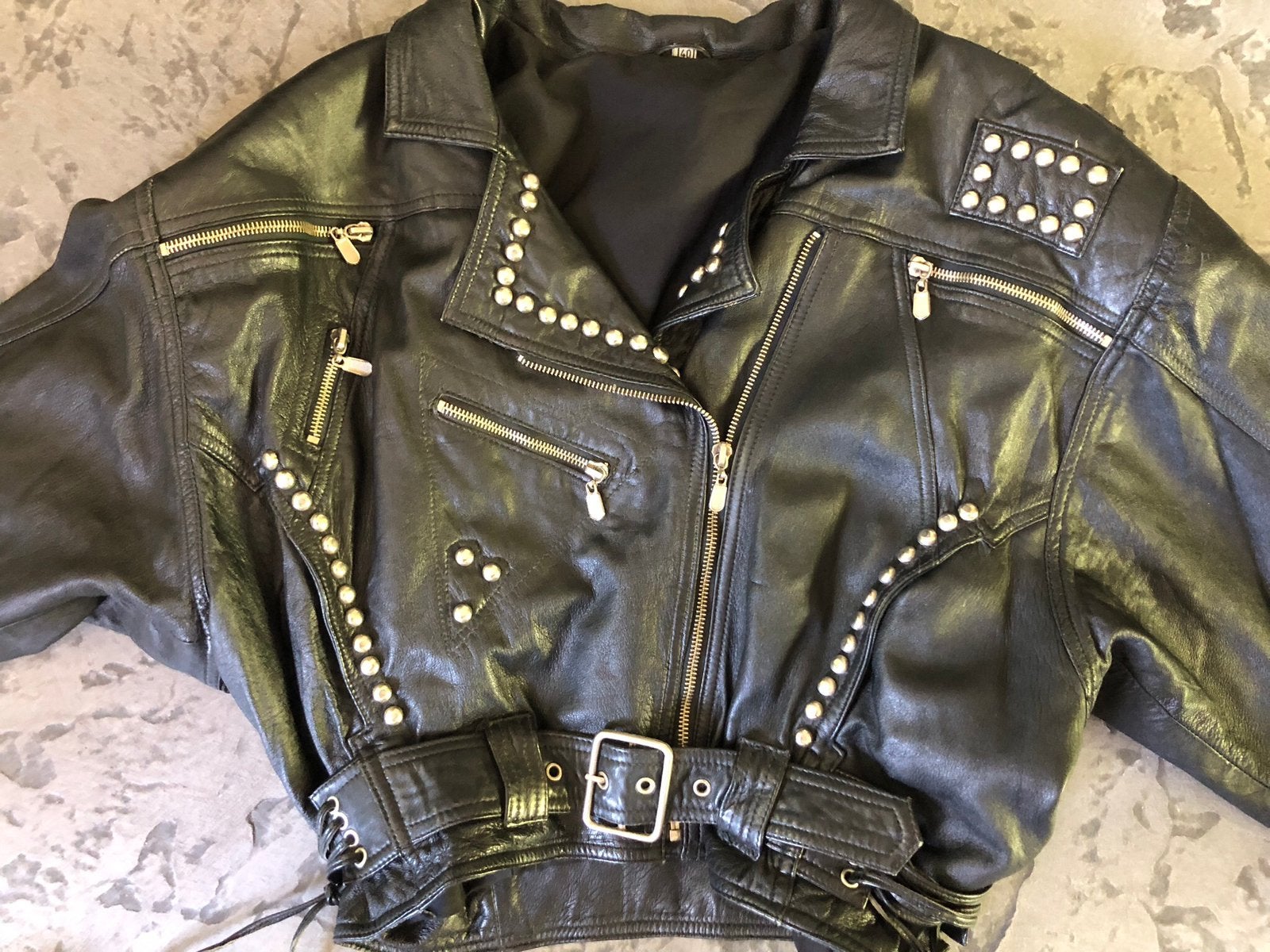 Kort zwart leren jack met veters en studs 80 er jaren, Ophalen, Zo goed als nieuw, Zwart