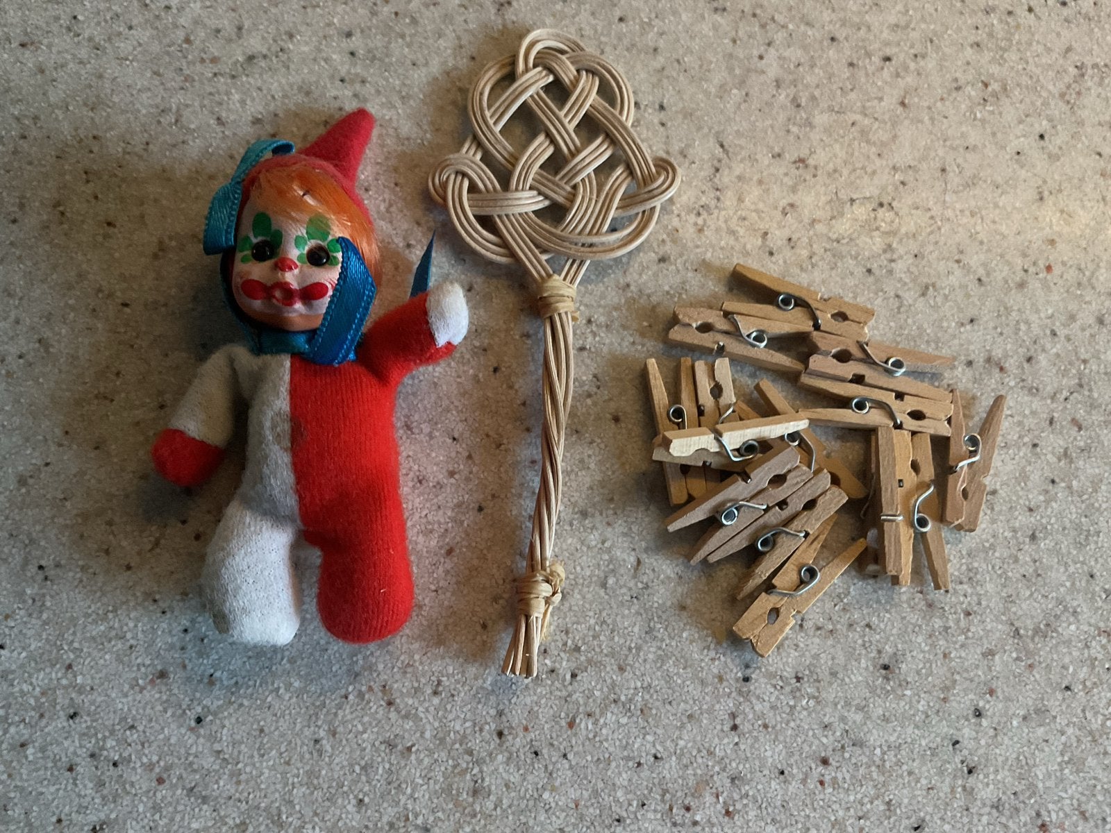 Vintage popje met mattenklopper - wasknijpertjes, Verzamelen, Ophalen of Verzenden, Gebruikt, Pop