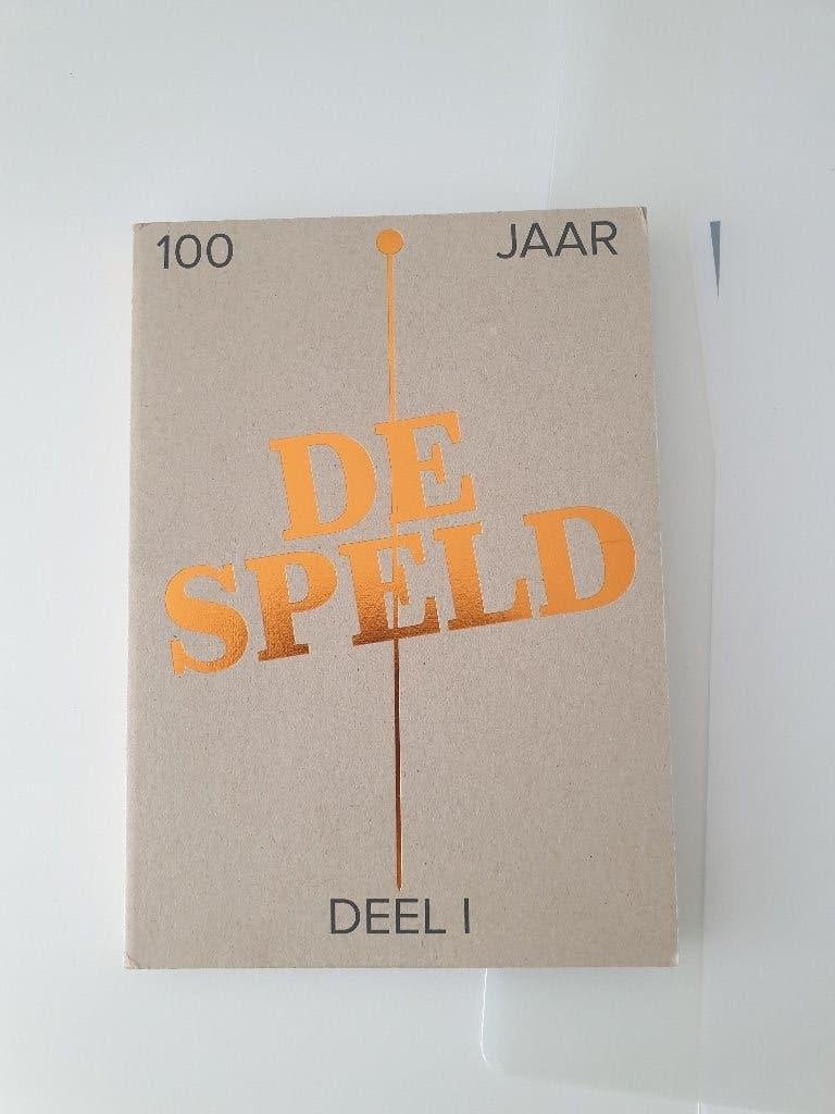 100 jaar De Speld - Deel 1, Boeken, Ophalen of Verzenden, Zo goed als nieuw, Media