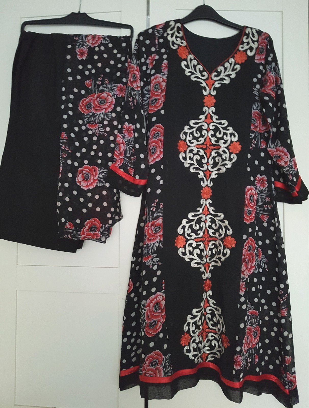 Nieuw 3-delig Indiaas Kameez Pak  - Zwart Rood Maat S, Ophalen of Verzenden, Nieuw, Maat 36 (S), Zwart