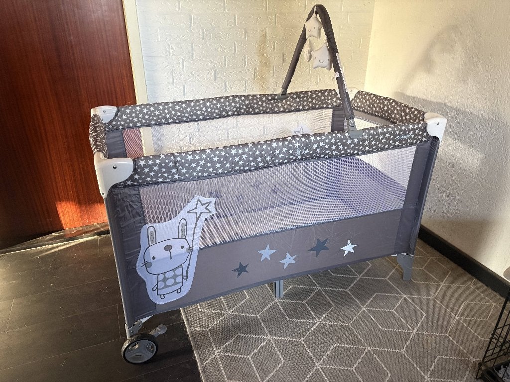 Campingbedje met verhoging en wielen, Kinderen en Baby's, Ophalen of Verzenden, Zo goed als nieuw, Reisbedje
