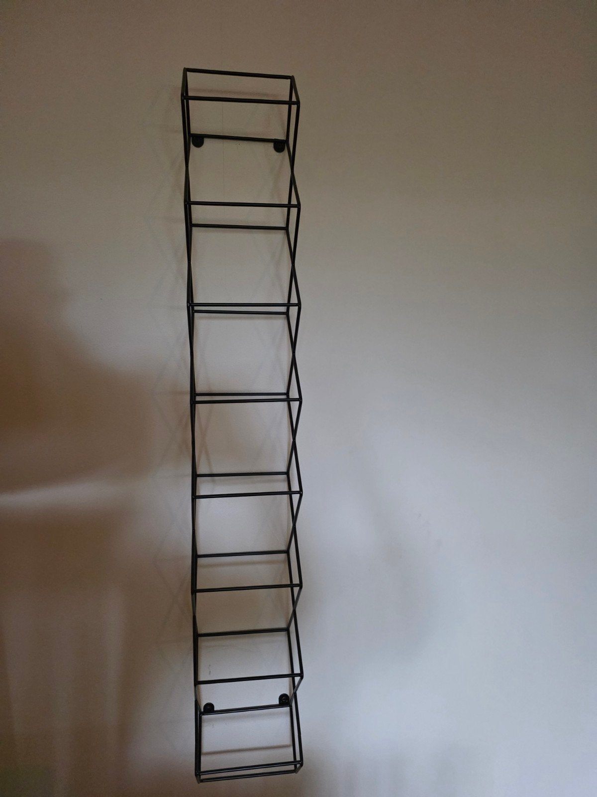 Zwart metalen wijnrek voor aan de muur, Ophalen, Gebruikt, 5 tot 15 flessen, Metaal