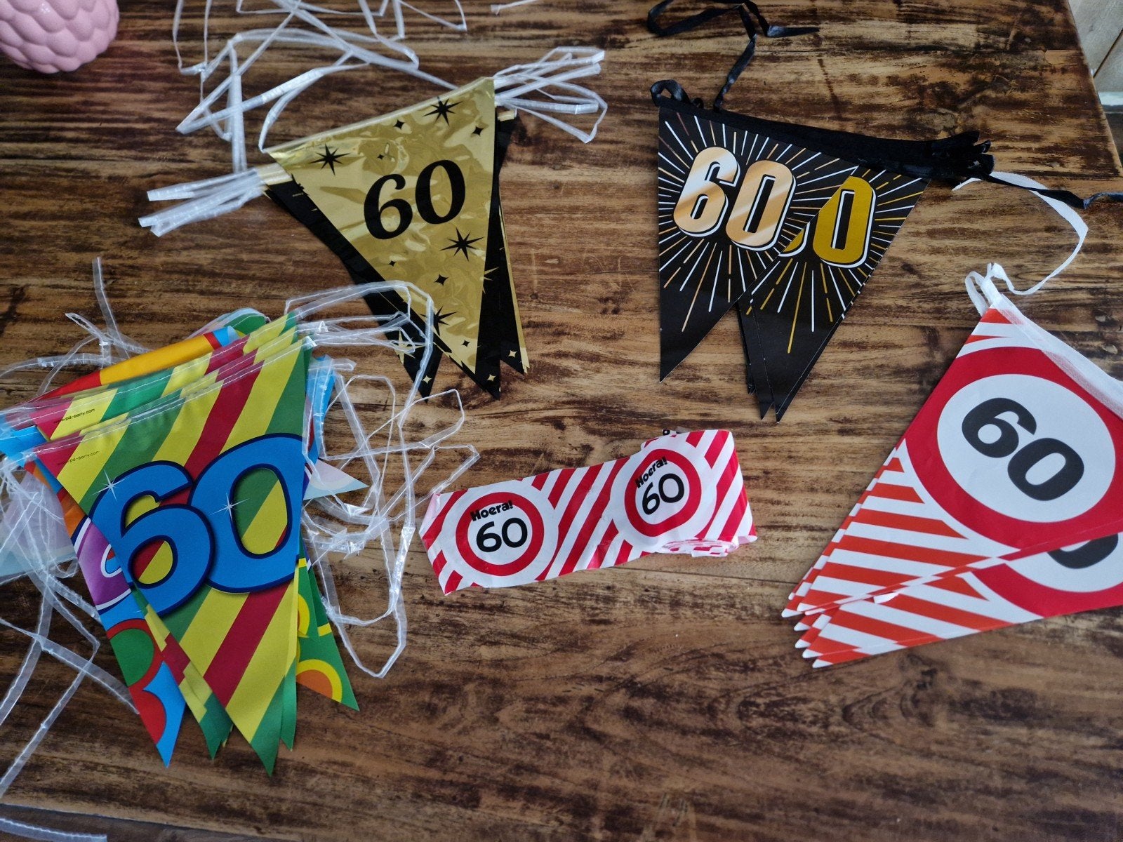 slingers 60 jaar plus, vlag en rond karton karton, Ophalen of Verzenden, Versiering, Verjaardag
