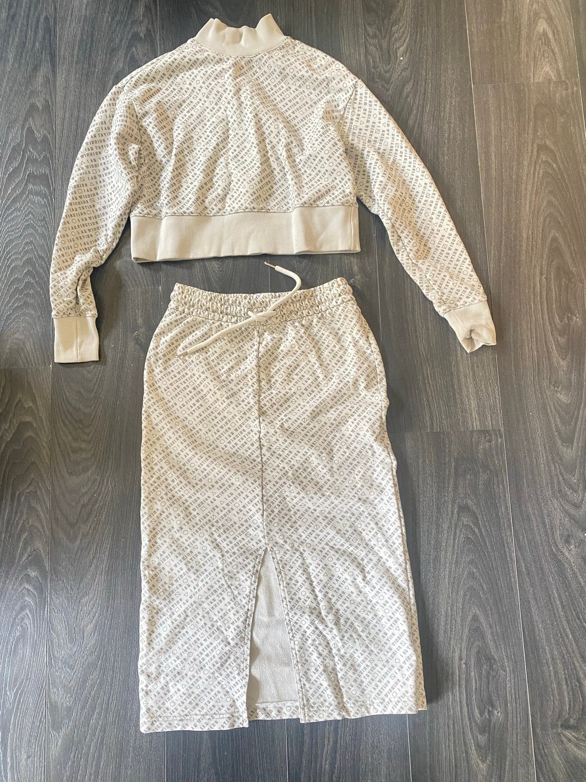 Monki Trainingspak met Rok - Grafische Print - Maat XS, Kleding | Dames, Rokken, Verzenden, Beige, Knielengte, Maat 34 (XS) of kleiner