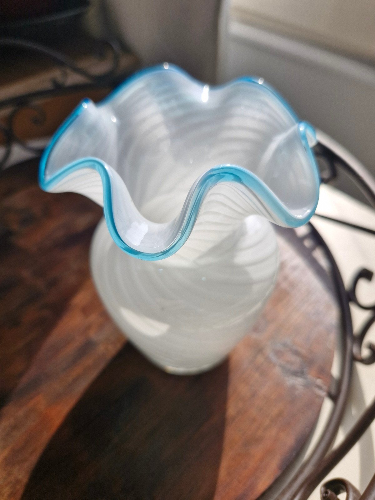 Mooie glazen vaas murano met golvende rand - wit en blauw, Ophalen