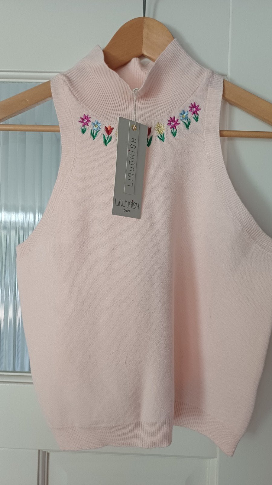 Nieuwe Liquorish roze gebreide top met bloemen borduursel, Kleding | Dames, Tops, Nieuw, Maat 42/44 (L), Roze, Zonder mouw, Ophalen of Verzenden
