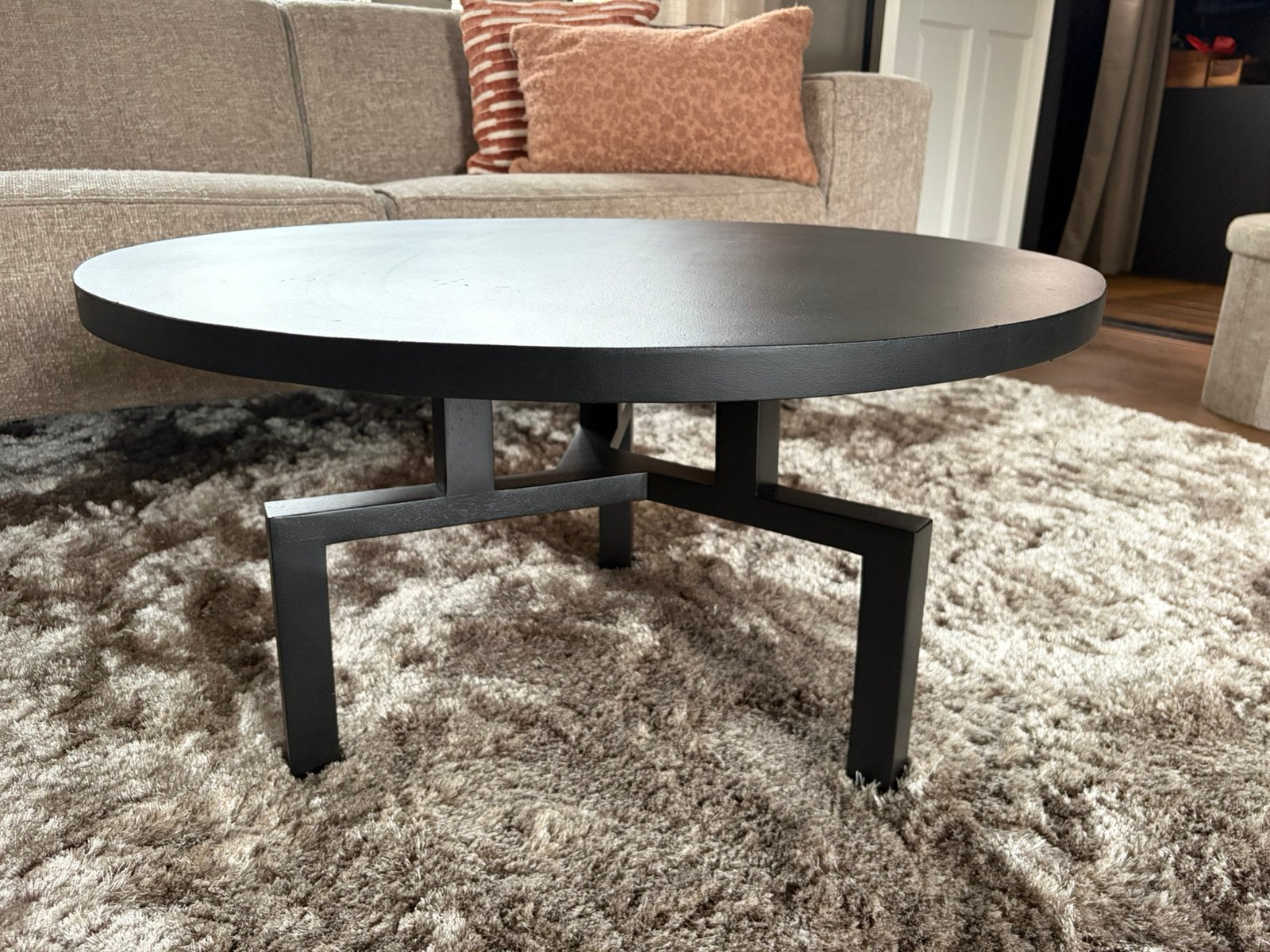 Zwarte houten salontafel met unieke poot, Ophalen, 50 tot 100 cm, Rond, 50 tot 100 cm