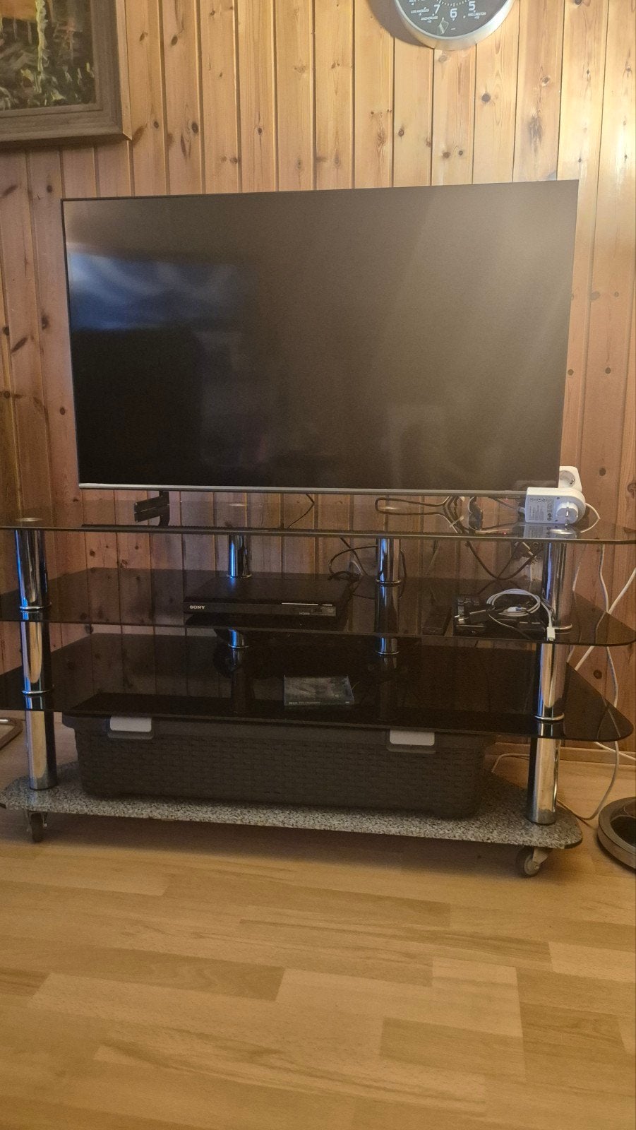 Modern Zwart Glazen TV Meubel met Chroom Poten, Huis en Inrichting, Kasten | Televisiemeubels, Gebruikt, 100 tot 150 cm, Ophalen of Verzenden