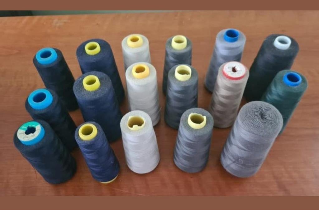 17 rollen garen, geschikt voor een overlock naaimachine, Hobby en Vrije tijd, Naaien en Fournituren, Ophalen of Verzenden, Garen of Naald(en)