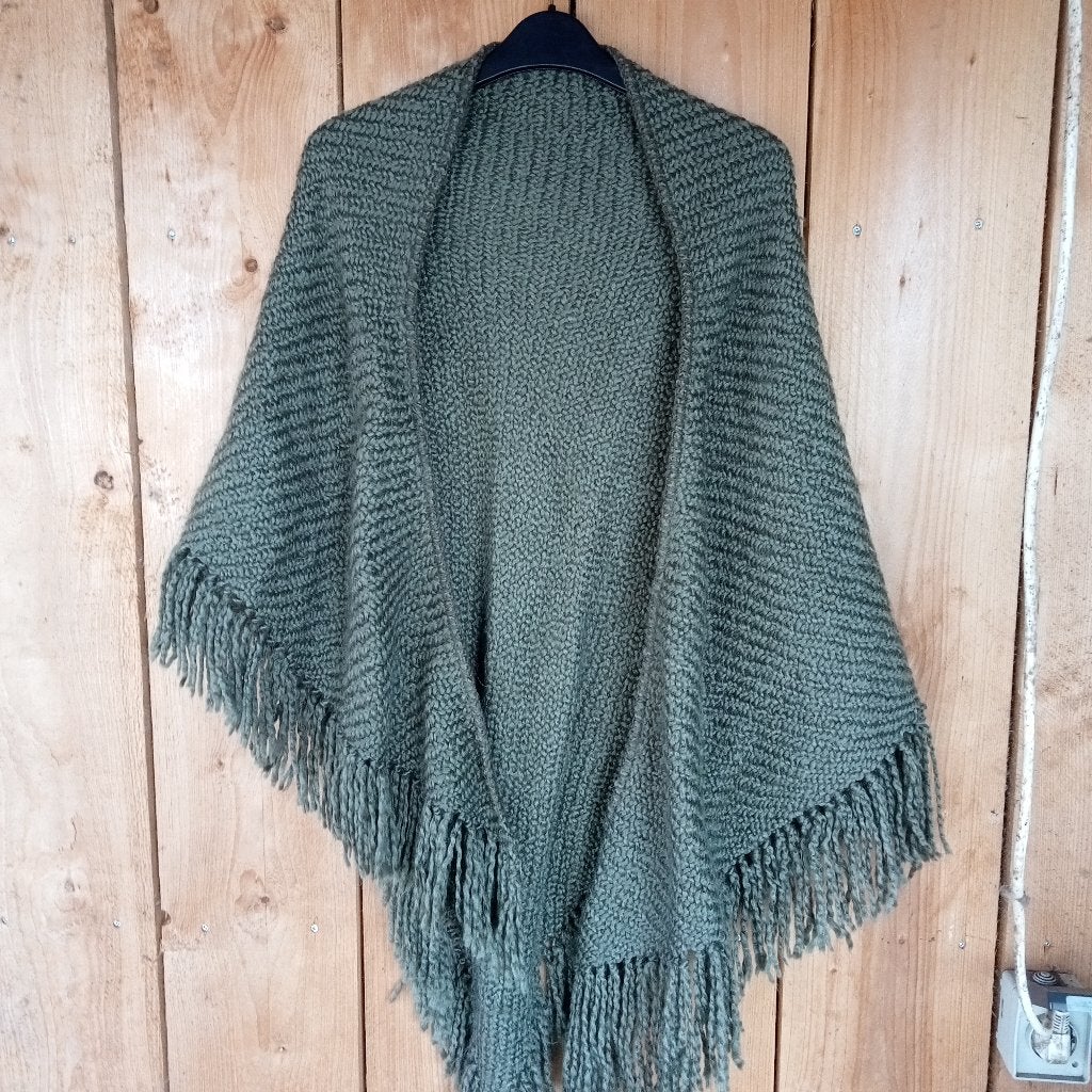 Legergroene gebreide grote omslagdoek met franjes ( 20% wol), Ophalen of Verzenden, Gedragen