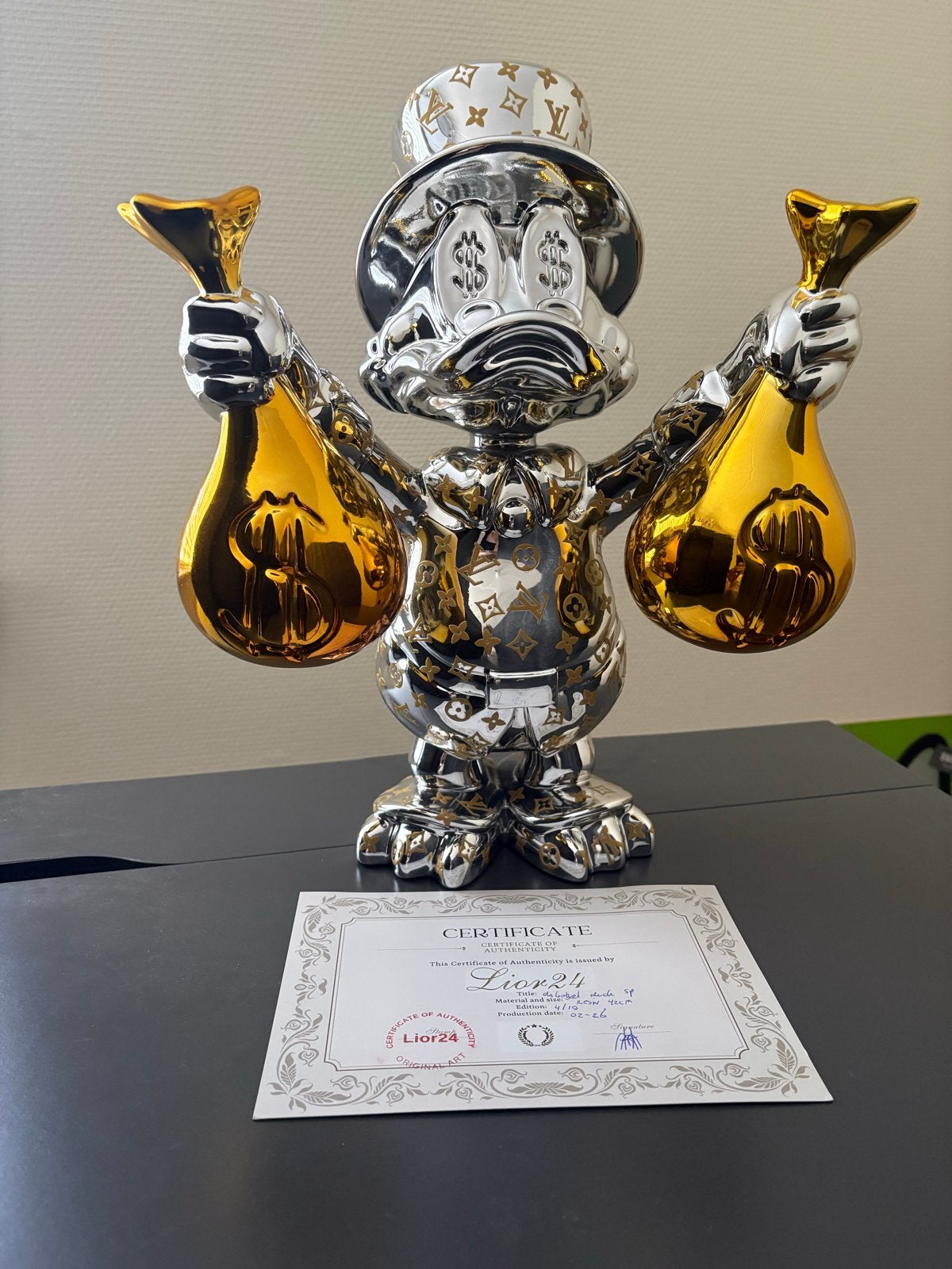 Lior24 Dagobert Duck sculptuur - Zilver/Goud, 42cm, Overige onderwerpen, Kunststof, Ophalen of Verzenden, Beeld