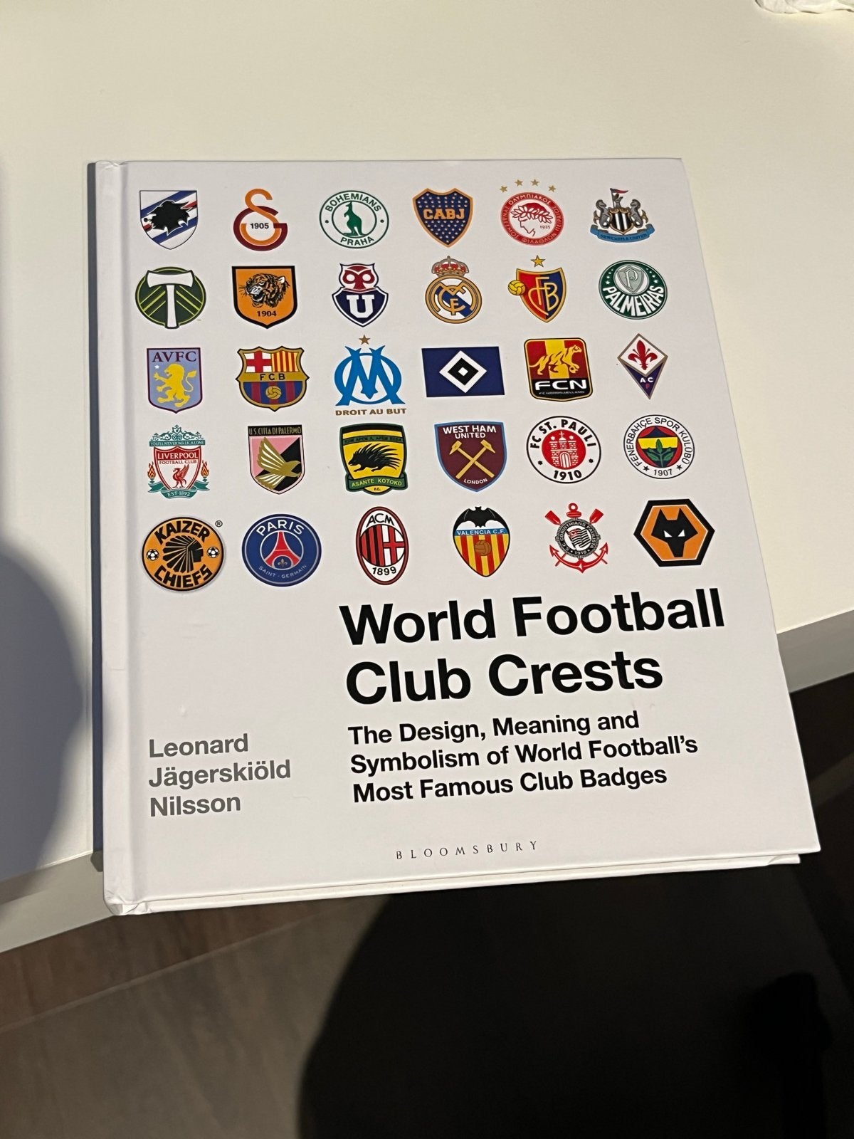 World Football Club Crests - Boek over voetbalclublogo's, Ophalen of Verzenden, Nieuw, Balsport