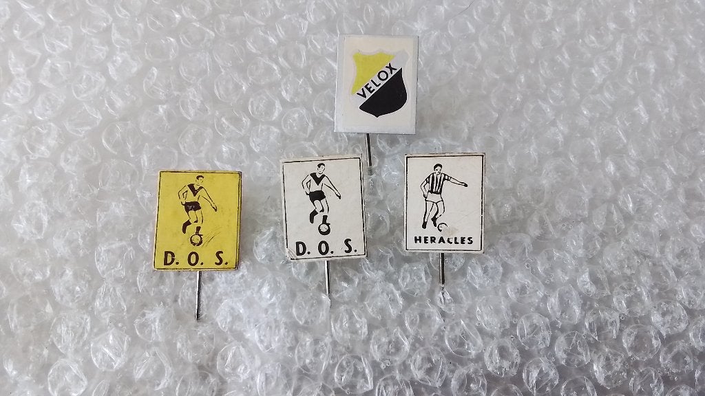 4 verschillende voetbal speldjes, Ophalen of Verzenden, Zo goed als nieuw, Sport