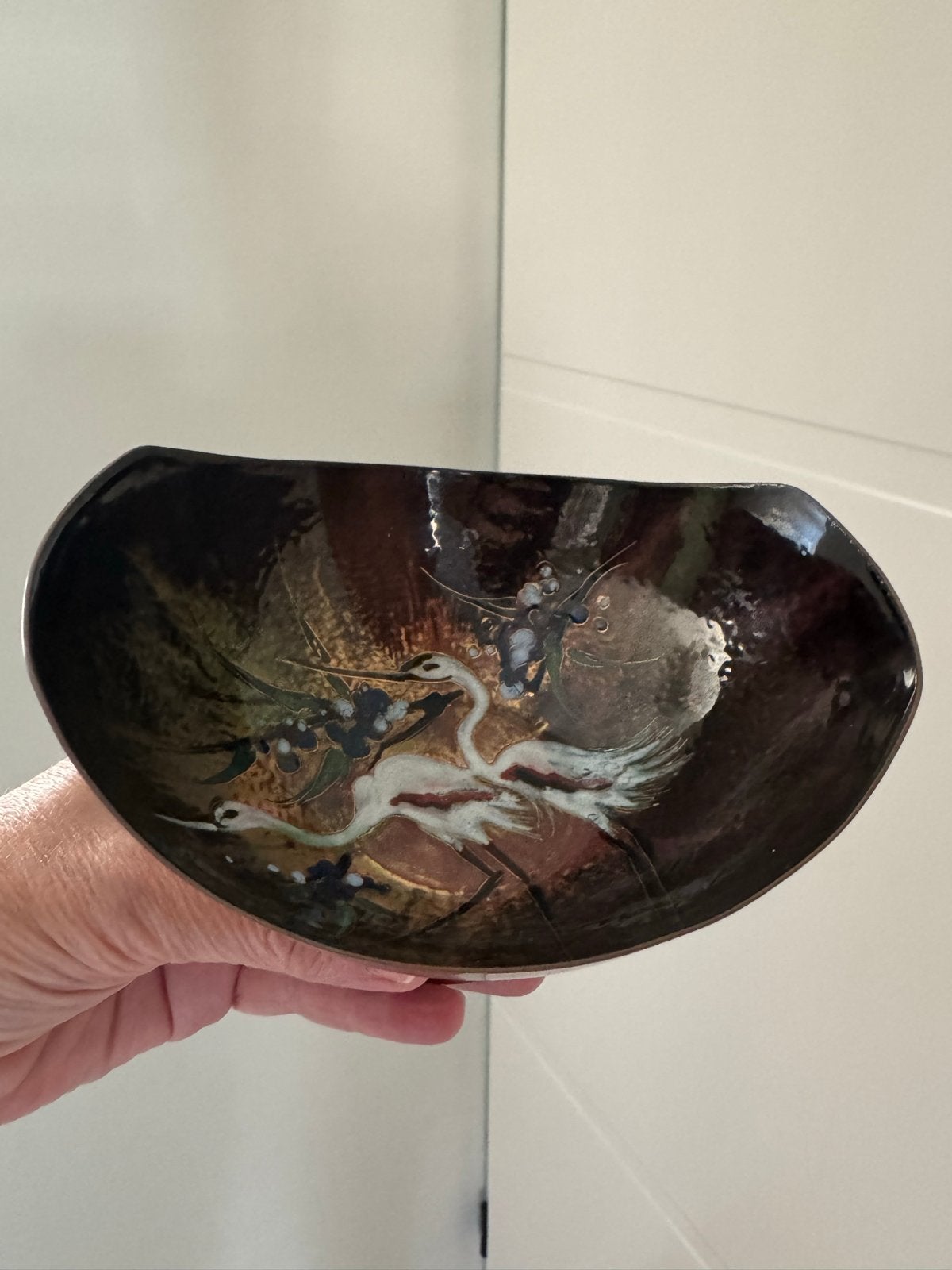 Koperen schaal met kraanvogels en houten voet Mid-century, Ophalen of Verzenden