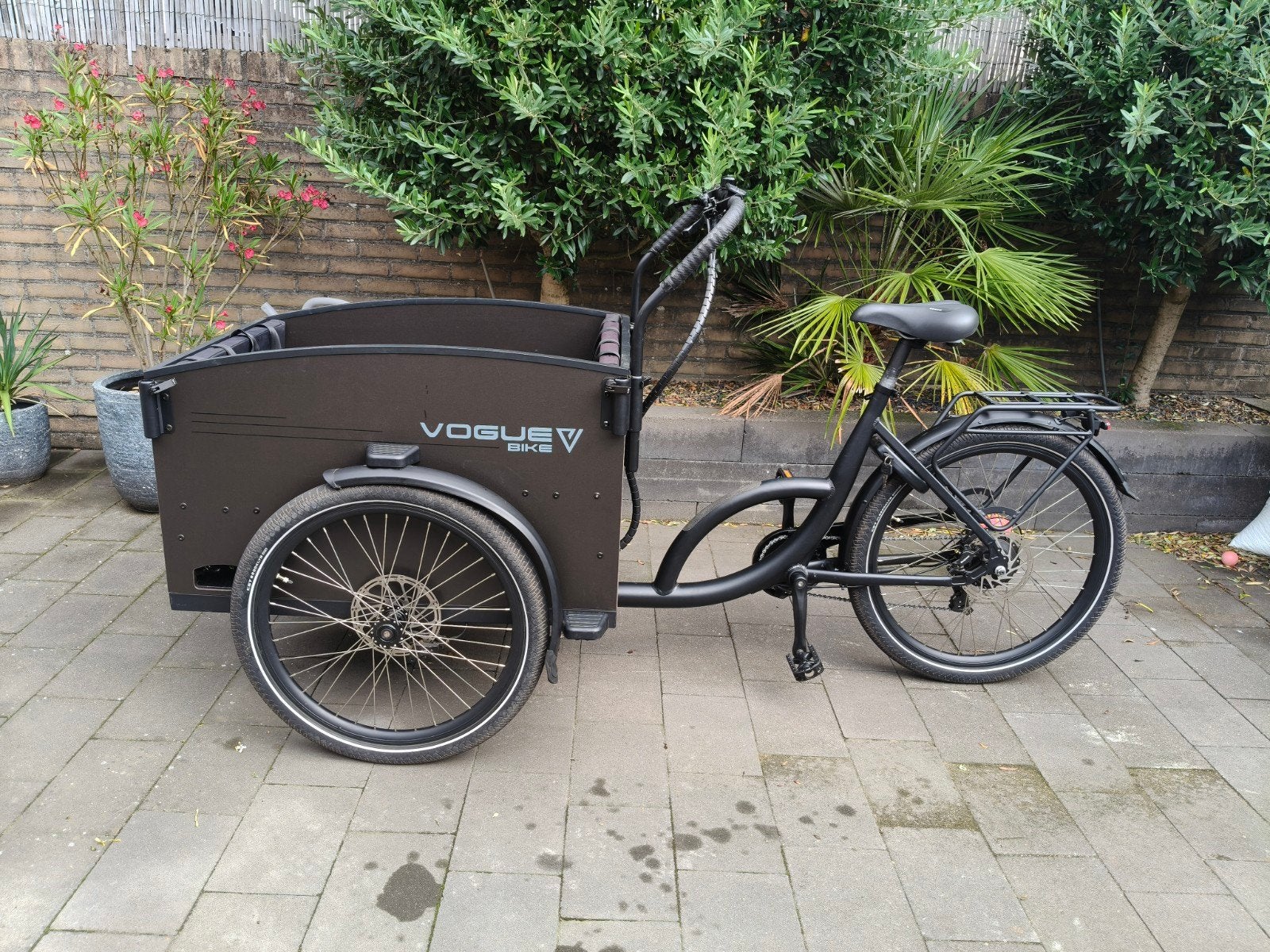 Voque e-bike Journey 7D bakfiets - mat zwart/bruin, Fietsen en Brommers, Fietsen | Bakfietsen, Ophalen