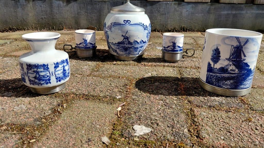 Delfts Blauw set: tabakspot, vaas en bekers met molens, Ophalen of Verzenden