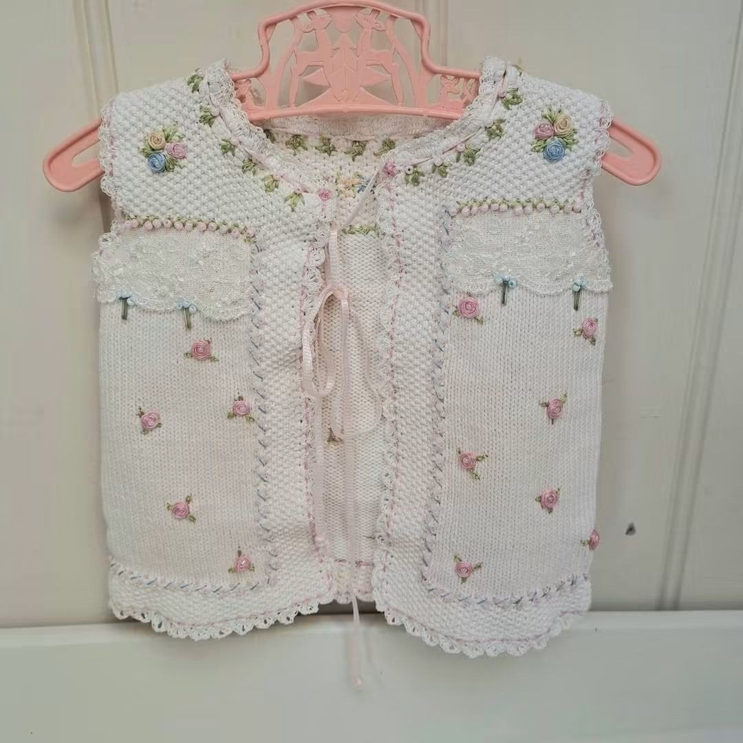 Vintage Katoen Baby Hemdje bewerkt met Kant kraaltjes etc., Ophalen of Verzenden