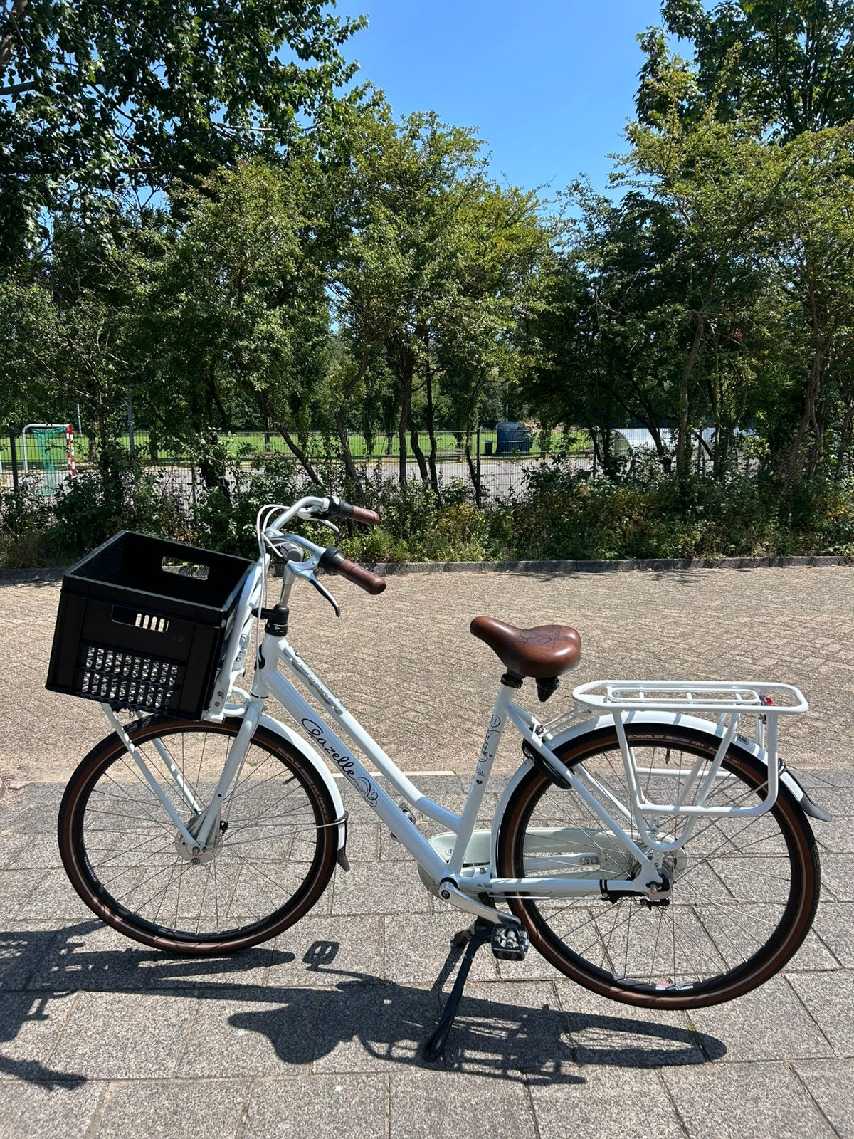 Gazelle Miss Grace damesfiets wit met krat, Fietsen en Brommers, Fietsen | Dames | Damesfietsen, Zo goed als nieuw, Gazelle, Versnellingen