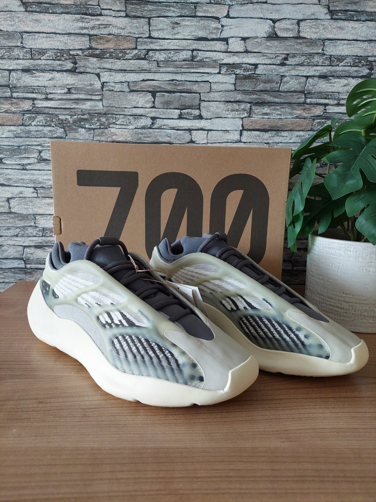 Yeezy 700 V3 / 47 1/3, Overige kleuren, Nieuw, Ophalen of Verzenden, Sneakers of Gympen