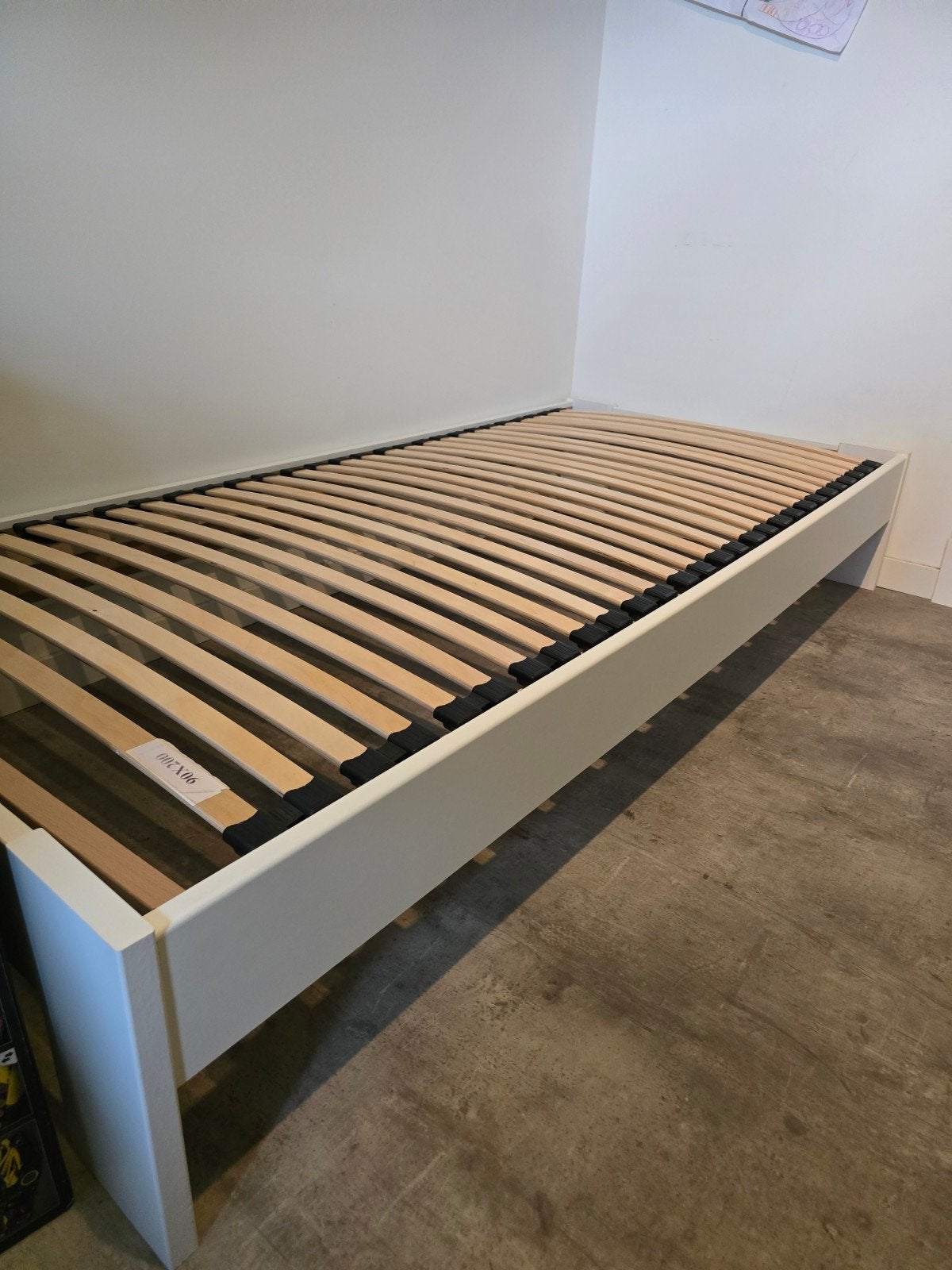 Eenpersoonsbed 90x200 cm met lattenbodem - Zo goed als nieuw, Huis en Inrichting, Ophalen, 90 cm, Eenpersoons, Wit