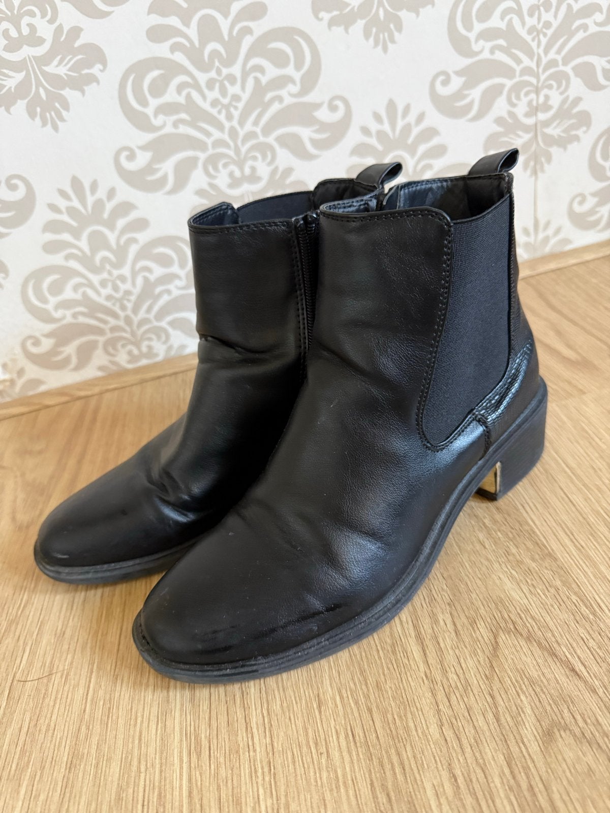 Zwarte enkellaarsjes met gouden detail, maat 39, New Look, Zwart, Ophalen of Verzenden, Gedragen