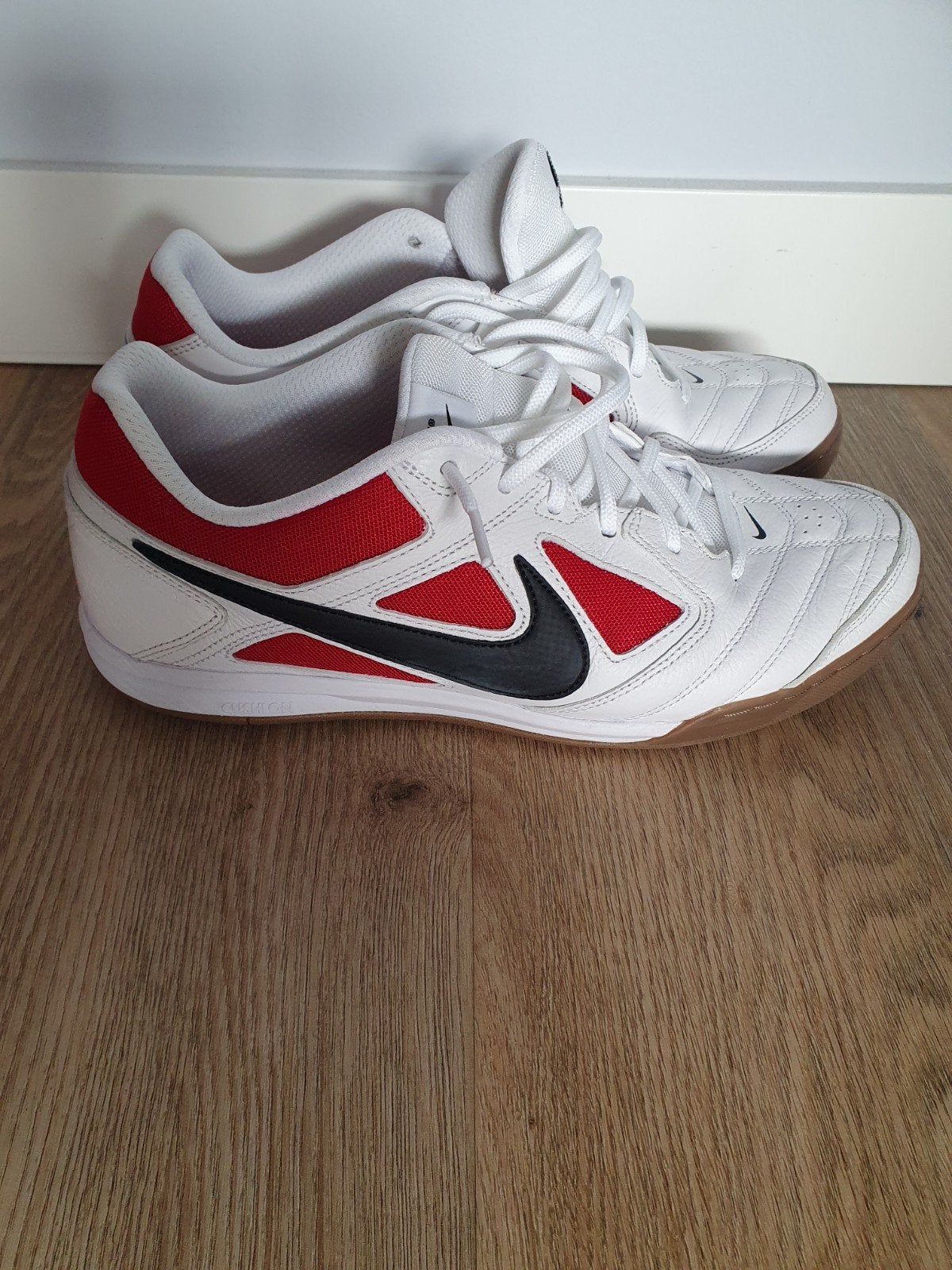 Nike zaalschoenen, Sport en Fitness, Maat XS of kleiner, Schoenen, Ophalen of Verzenden, Zo goed als nieuw
