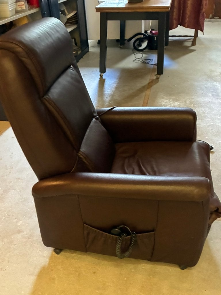 Leren relaxfauteuil met sta-op functie, Huis en Inrichting, Fauteuils, Ophalen, Minder dan 75 cm, Leer, Zo goed als nieuw