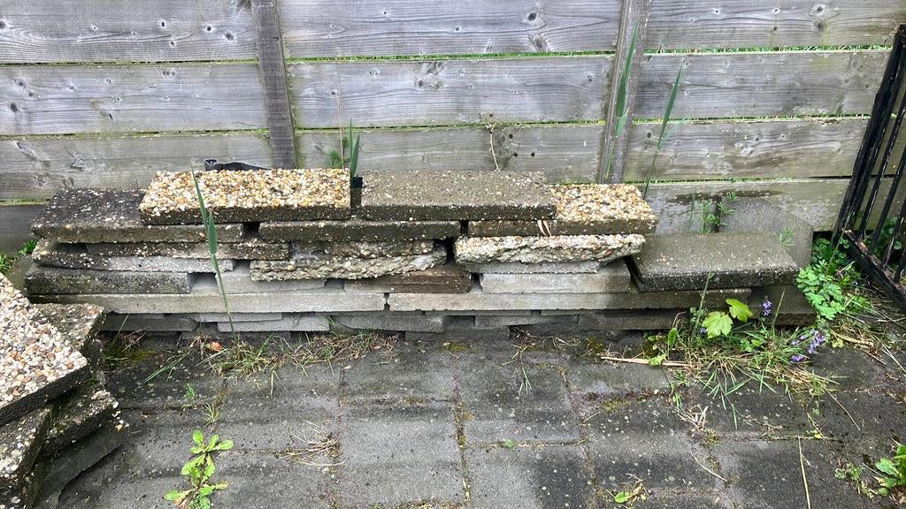 Grondtegels betonranden en tegels., Tuin en Terras, Bielzen en Borders, Ophalen, Zo goed als nieuw, Minder dan 100 cm, Biels