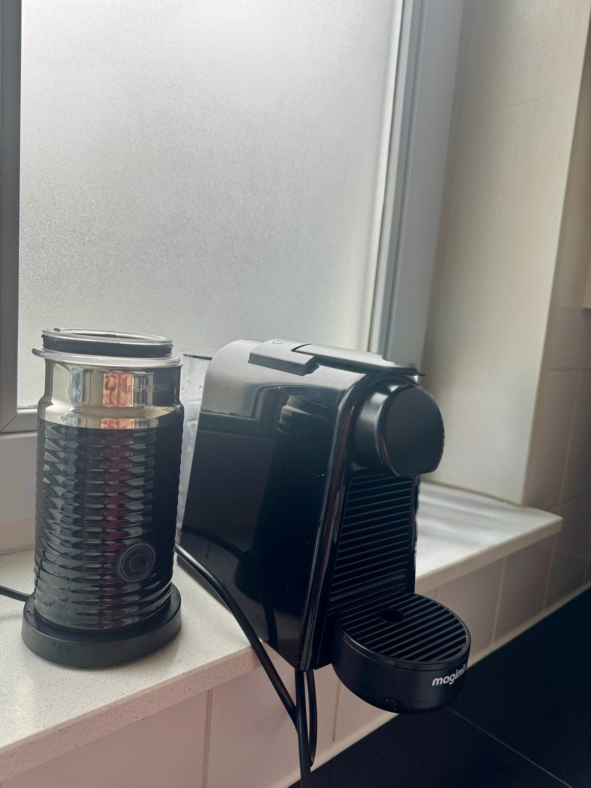 DE LONGHI Nespresso Essenza Mini EN85.B met melkopschuimer, Ophalen of Verzenden, Zo goed als nieuw, Koffiemachine, Koffiepads en cups