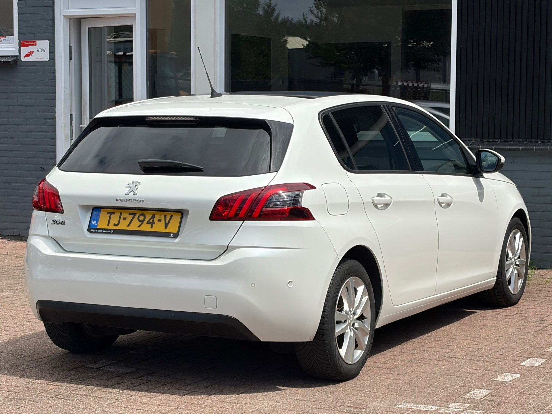 Peugeot 308 1.2 PureTech Blue Lease Executive / Pano / Parel, Auto's, Peugeot, Voorwielaandrijving, Gebruikt, Euro 6, 1199 cc